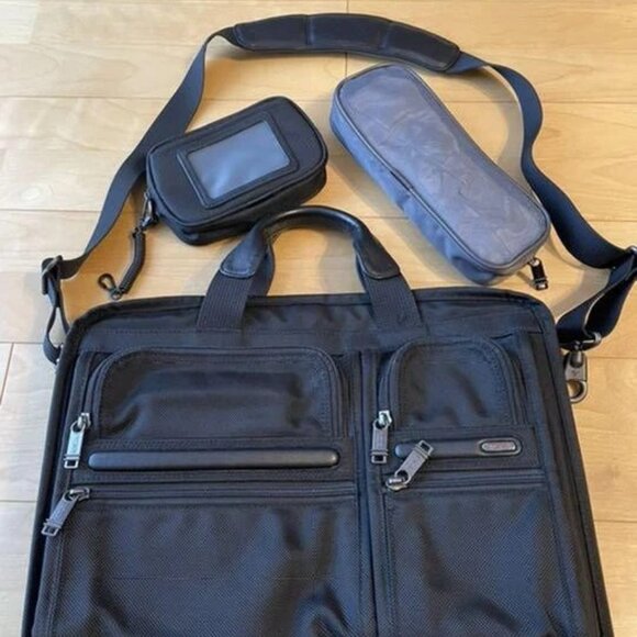 TUMI TRAVEL BAG - Picture 10 of 12